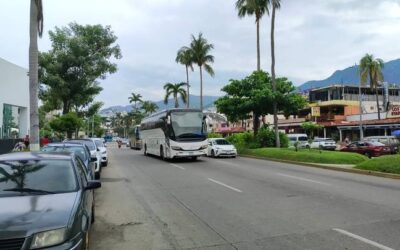 Lluvias no impiden la llegada de turistas a playas de Acapulco