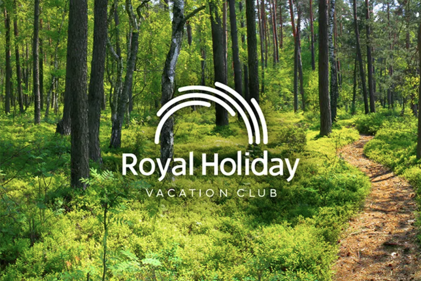 Logo de Royal Holiday Vacation Club sobre un bosque verde, representando su compromiso con el turismo sustentable