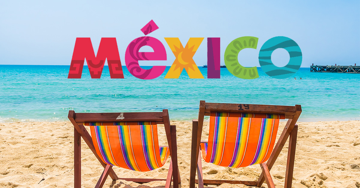 Sillas frente al mar con el logo de México, representando el creciente interés por viajar al país según el WTTC