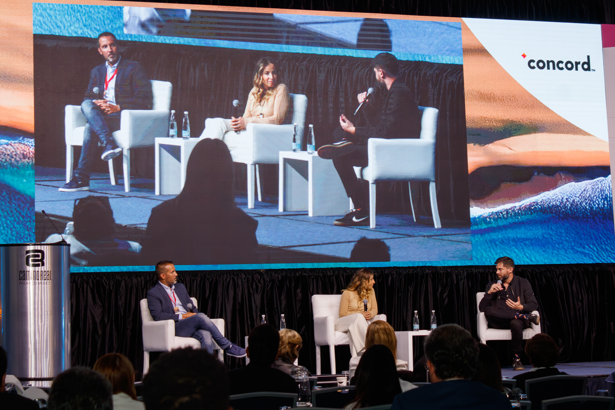 Diego Olcese (Crehana), Mariana Arreola Begné (Interprotección) y Gonzalo Hernández (99 Minutos) participan en un panel sobre transformación digital y cambio organizacional durante el Congreso AMDETUR 2025.