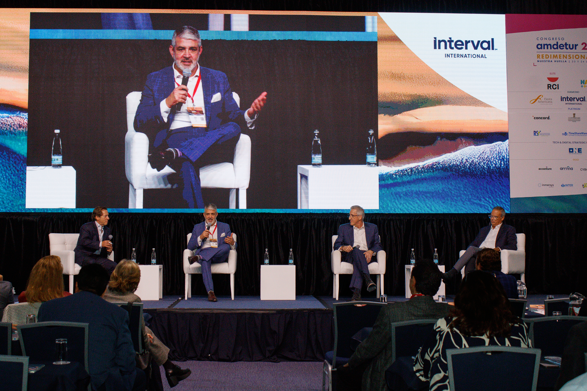 Panel del Congreso AMDETUR 2025 con líderes de Hilton, ARDA e Interval analizando el tiempo compartido en México