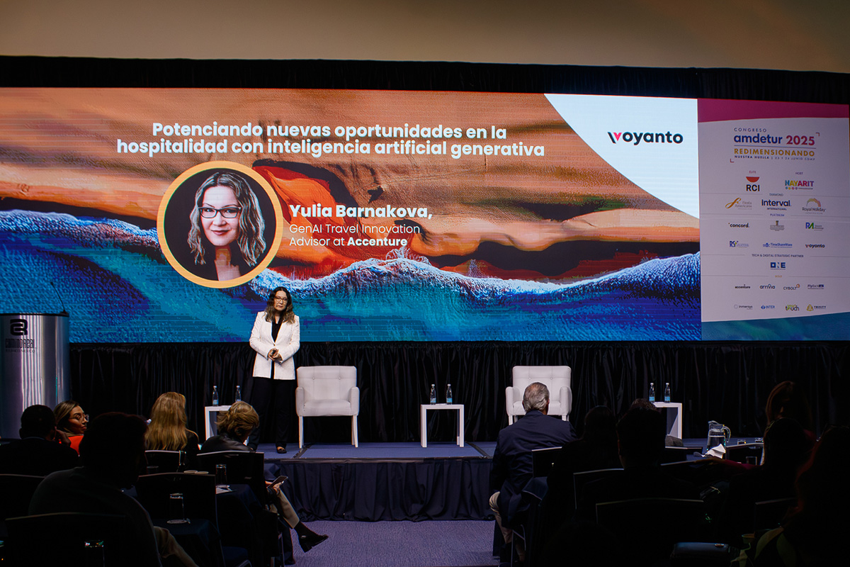 Yulia Barnakova, GenAI Travel Innovation Advisor en Accenture, durante su conferencia sobre inteligencia artificial generativa aplicada a la hospitalidad y la propiedad vacacional, en el Congreso AMDETUR 2025.