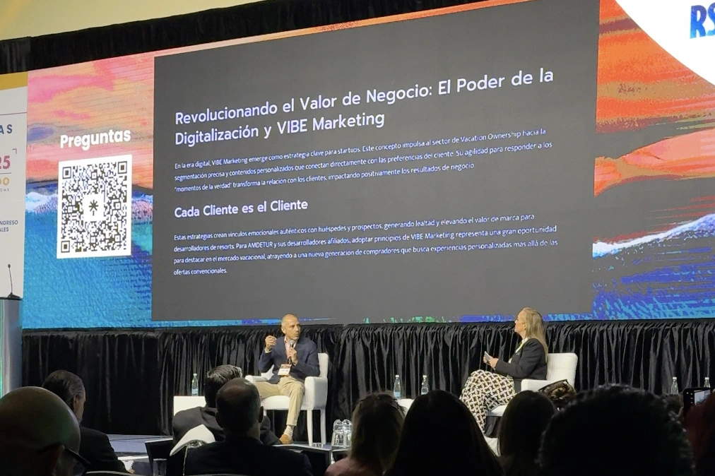 TurTalk del Congreso AMDETUR 2025 sobre digitalización y Vibe Marketing, con expertos compartiendo estrategias frente a la audiencia.