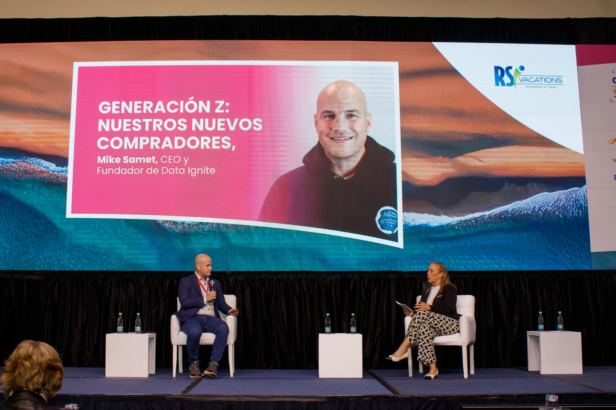 Mike Samet, CEO y fundador de Data Ignite, participa en una charla titulada 'Generación Z: nuestros nuevos compradores' durante el Congreso AMDETUR 2025