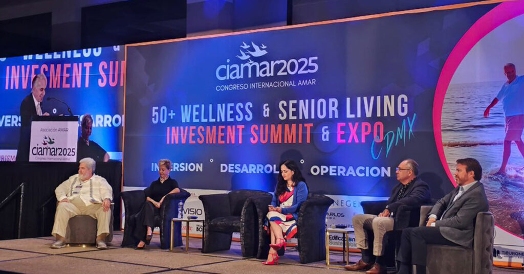 Alexis Ralph, miembro de la comunidad AMDETUR y Vicepresidente de Desarrollo de Negocios para Latinoamérica en Interval International, participando en el panel del Congreso Internacional CIAMAR 2025 sobre Wellness 50+ y Senior Living, organizado por la Asociación Mexicana de Asistencia en el Retiro (AMAR).