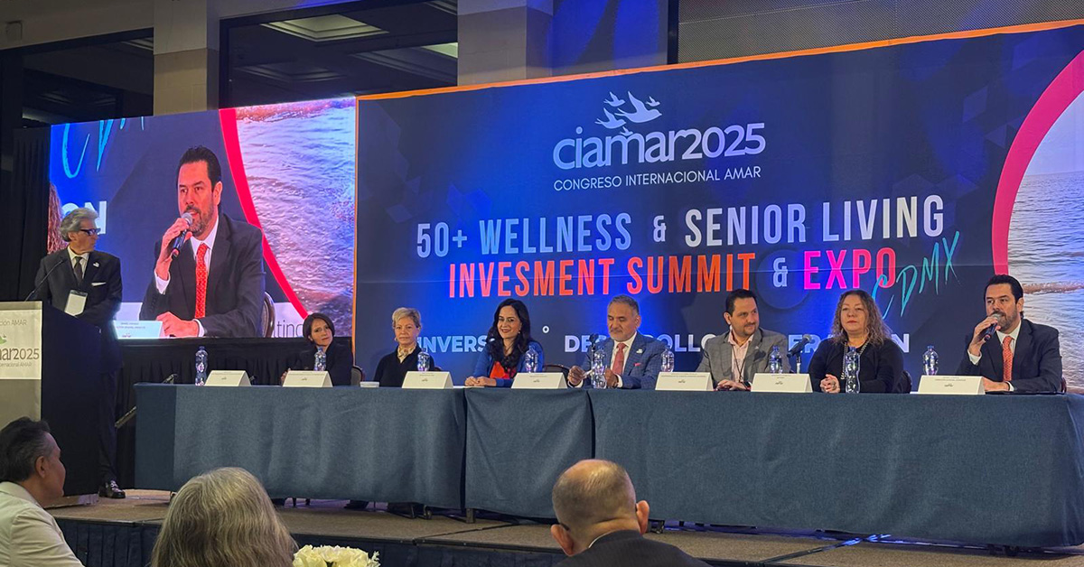 Daniel Linares, Director General de AMDETUR, participando en el presidium del Congreso Internacional CIAMAR 2025, organizado por AMAR, junto a expertos en turismo senior y wellness en México. El evento abordó las oportunidades del mercado 50+ y el desarrollo de senior living en el país.