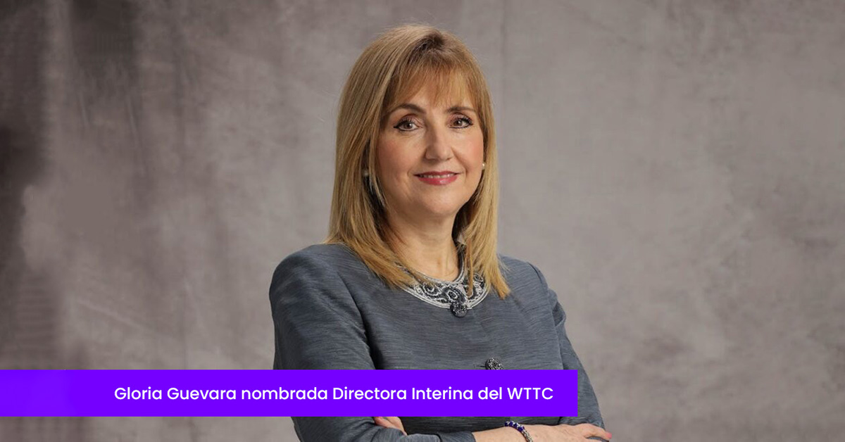Gloria Guevara, ejecutiva mexicana, nombrada Directora Interina del Consejo Mundial de Viajes y Turismo (WTTC), retratada con traje formal y fondo neutro. La imagen incluye una pleca violeta con el texto de su nuevo nombramiento.