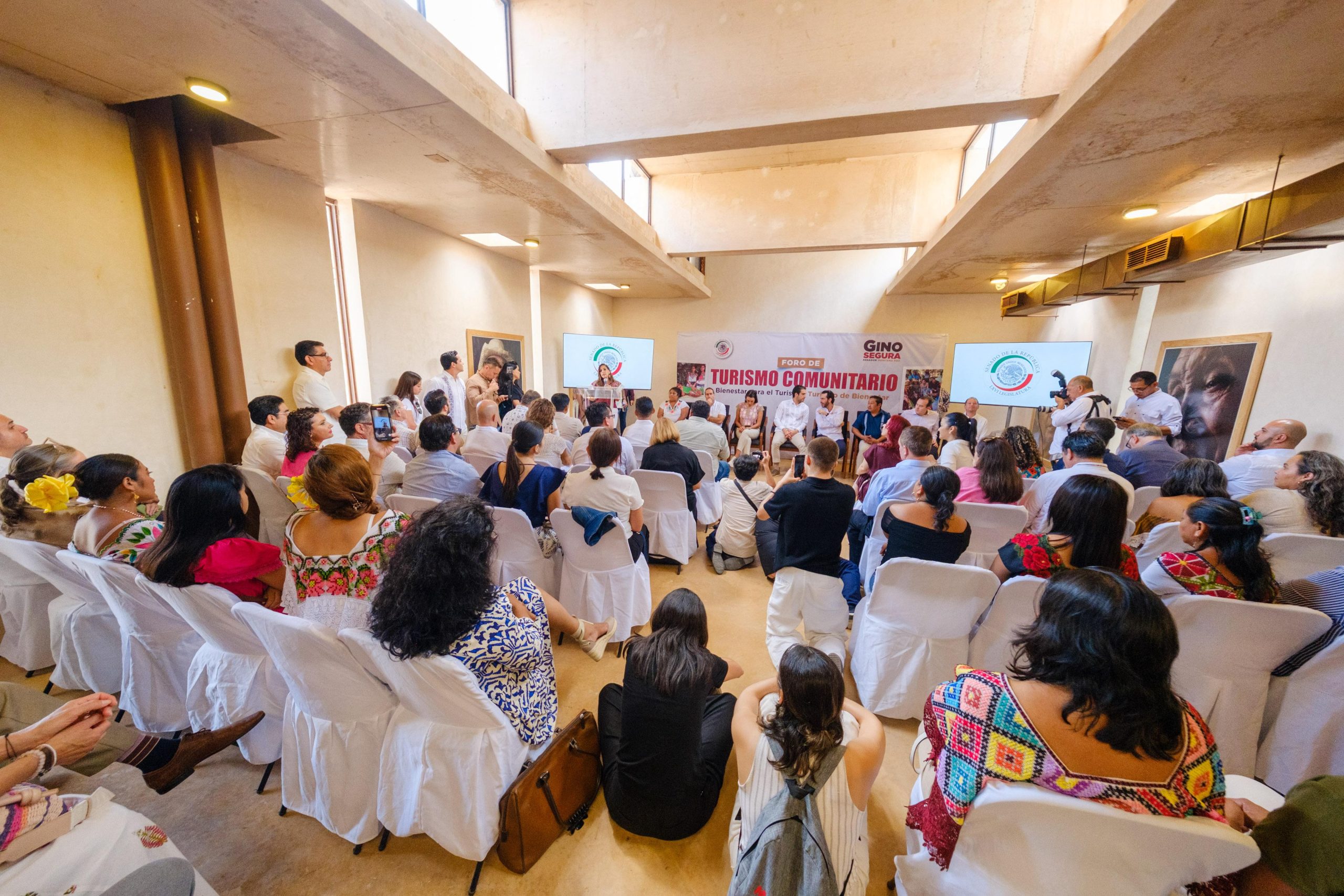 Asistentes y autoridades durante el Foro de Turismo Comunitario, realizado el 16 de octubre en el Parque del Jaguar de Tulum, como parte del Pacto Legislativo por el Turismo Nacional.