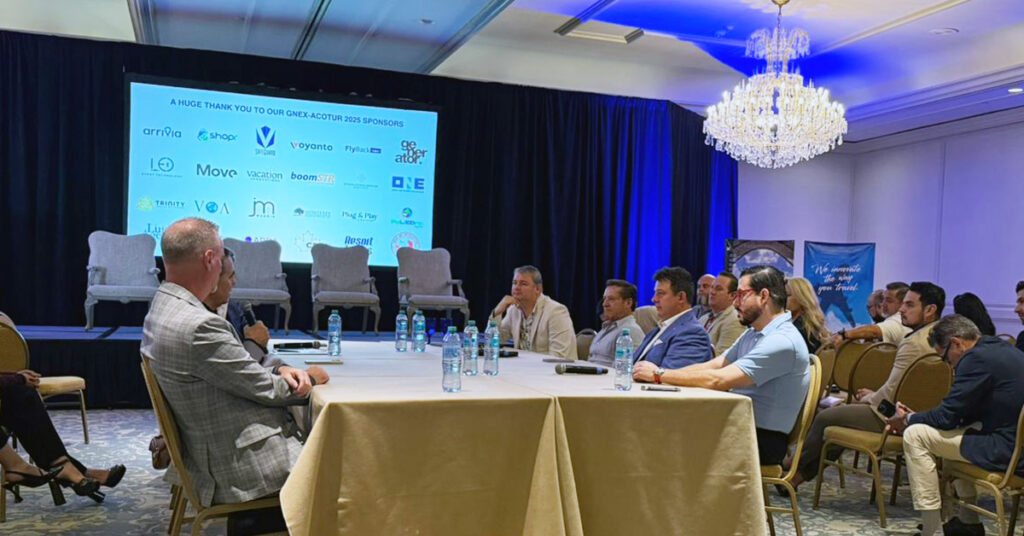 Mesa redonda estratégica de líderes durante GNEX ACOTUR 2025, con ejecutivos analizando tendencias y oportunidades para la industria de la propiedad vacacional.