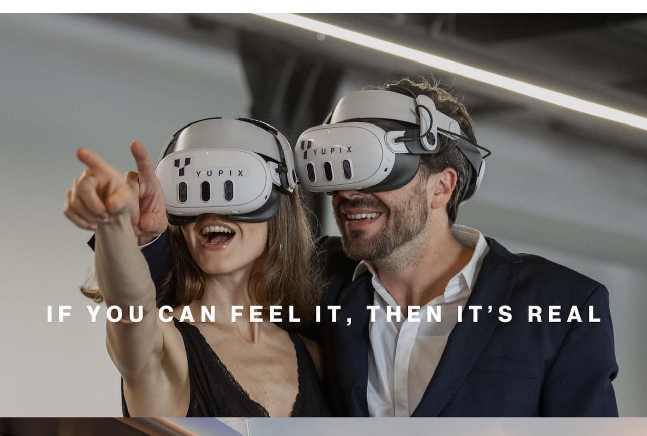 Personas utilizando tecnología de realidad inmersiva de YUPIX para experimentar y visualizar desarrollos turísticos