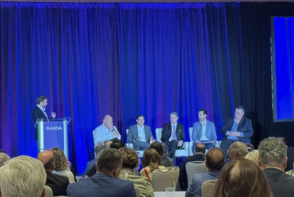 Panel internacional "A 360° View of the Industry" durante ARDA Spring Conference 2026, con líderes de la industria analizando las tendencias de la propiedad vacacional a nivel global.