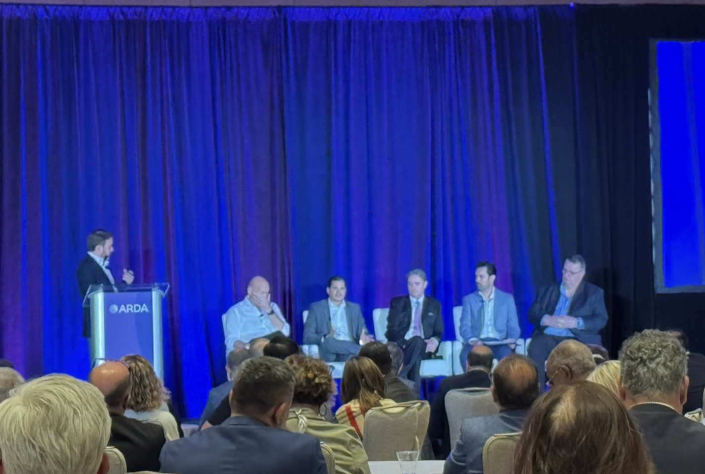 Panel internacional "A 360° View of the Industry" durante ARDA Spring Conference 2026, con líderes de la industria analizando las tendencias de la propiedad vacacional a nivel global.