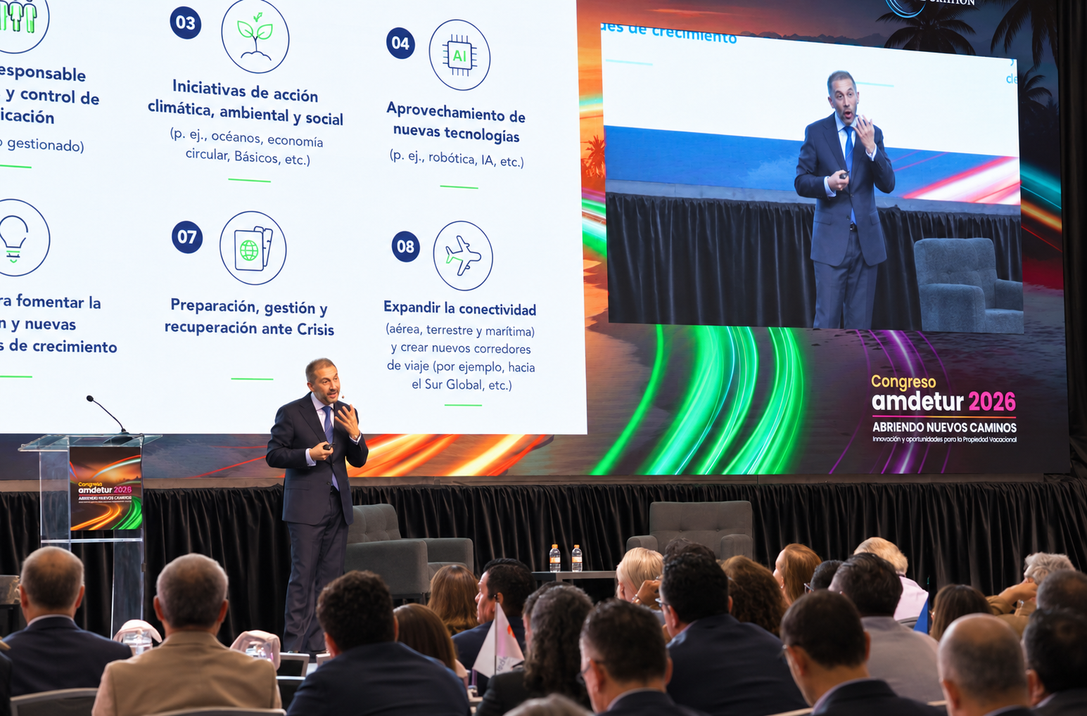 Esteban Velasquez Willhem, del WTTC, durante la conferencia Perspectiva Mundial del Turismo en el Congreso AMDETUR 2026, hablando sobre tecnología, conectividad y resiliencia en la industria turística.