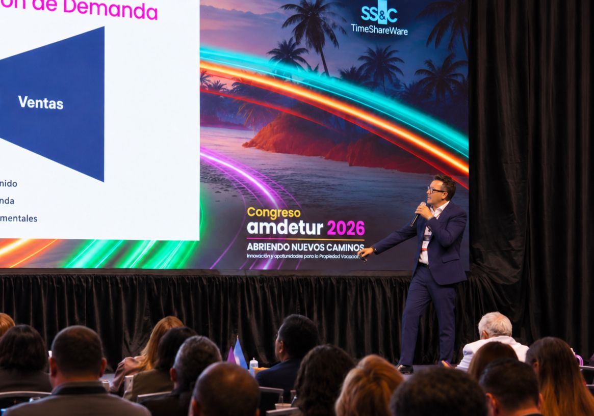 Ponente del Congreso AMDETUR 2026 durante el SpeedTalk sobre inteligencia artificial y generación de demanda, explicando estrategias de marketing turístico.