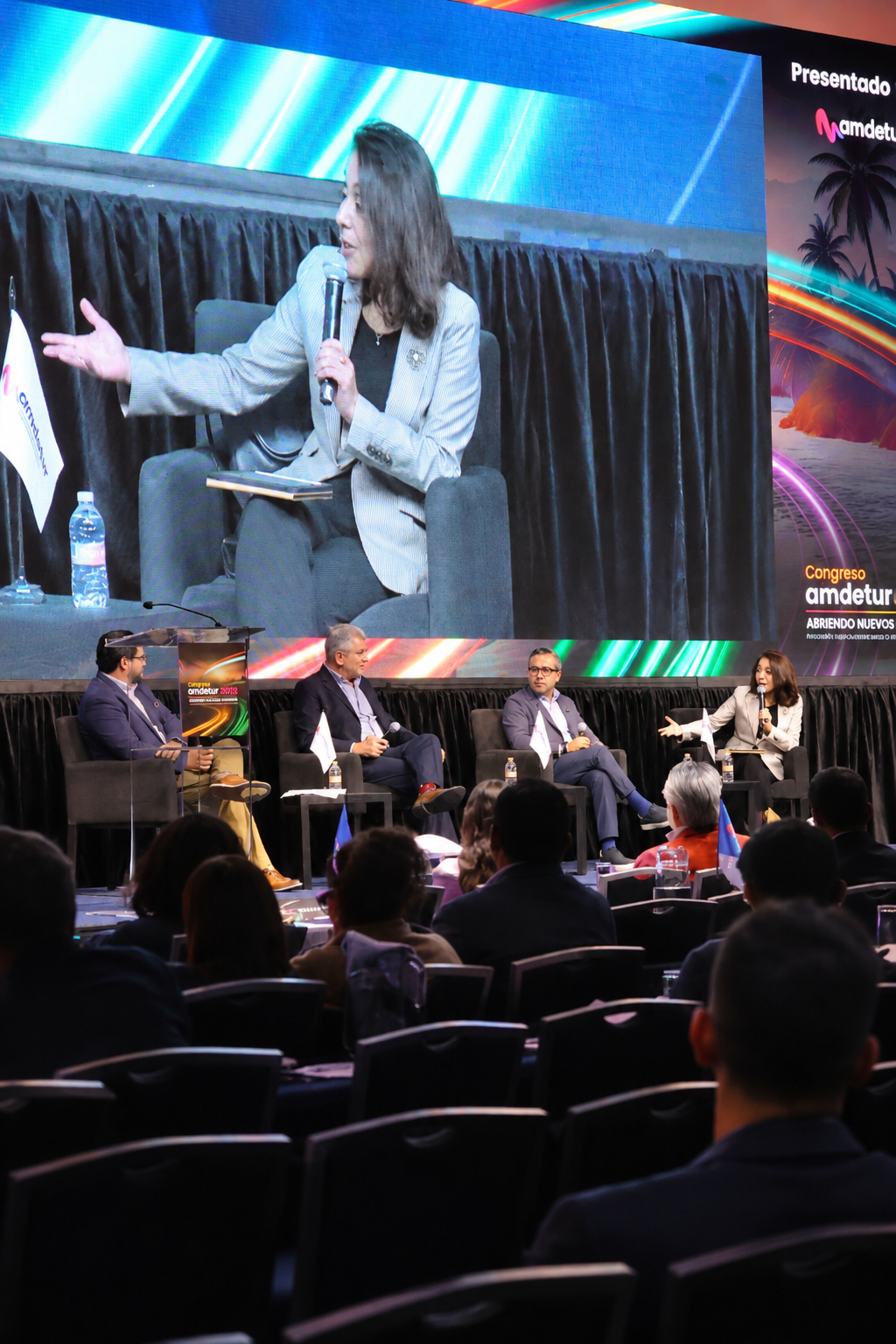 Panelistas de CANAERO, HVS México y Expedia Group, con Tere Solís como moderadora, durante el Congreso AMDETUR 2026.